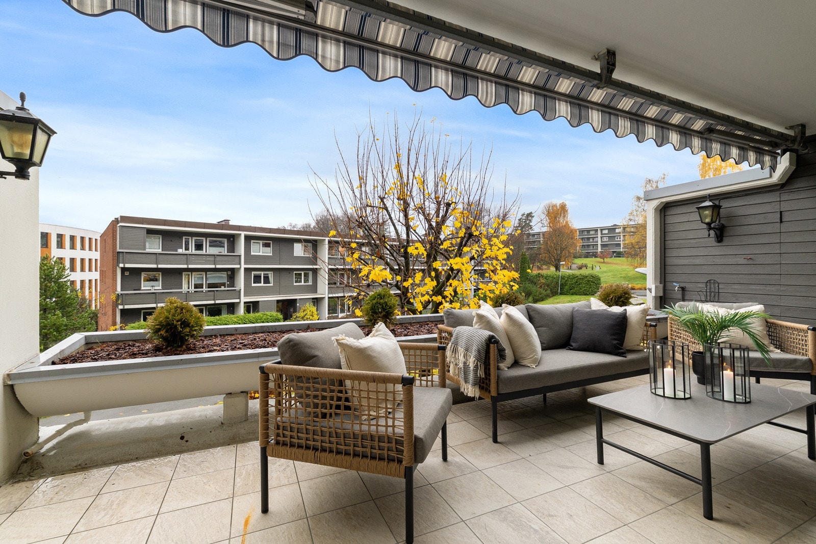 Terrassen er på ca 15 kvm, og gir rom for god sittegruppe. Praktisk utebod på terrassen for lagring. Galleribilde