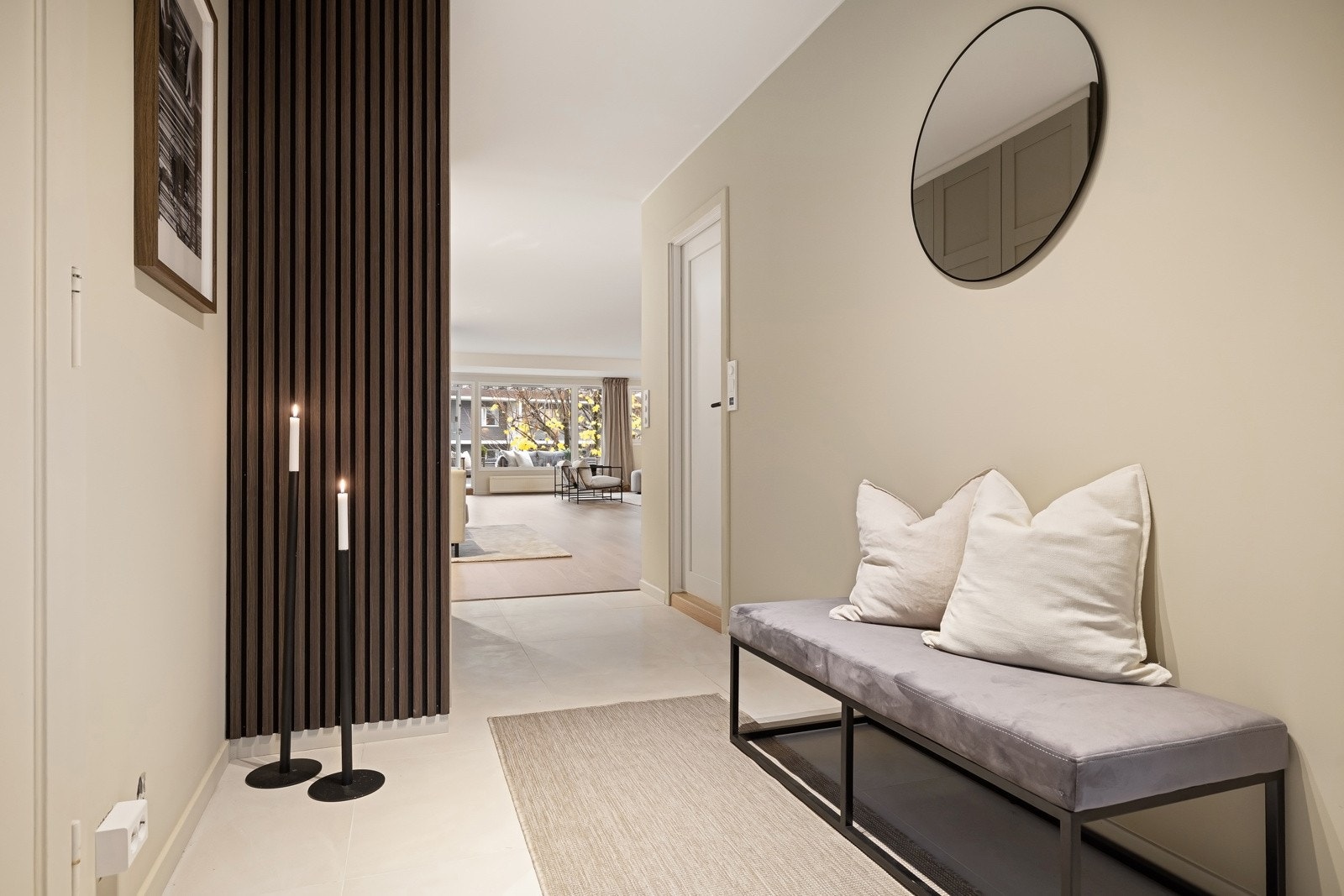 Stor og praktisk garderobeinnredning i entré/hall, ivaretar gode oppbevaringsmulighter for ytterklær. Galleribilde