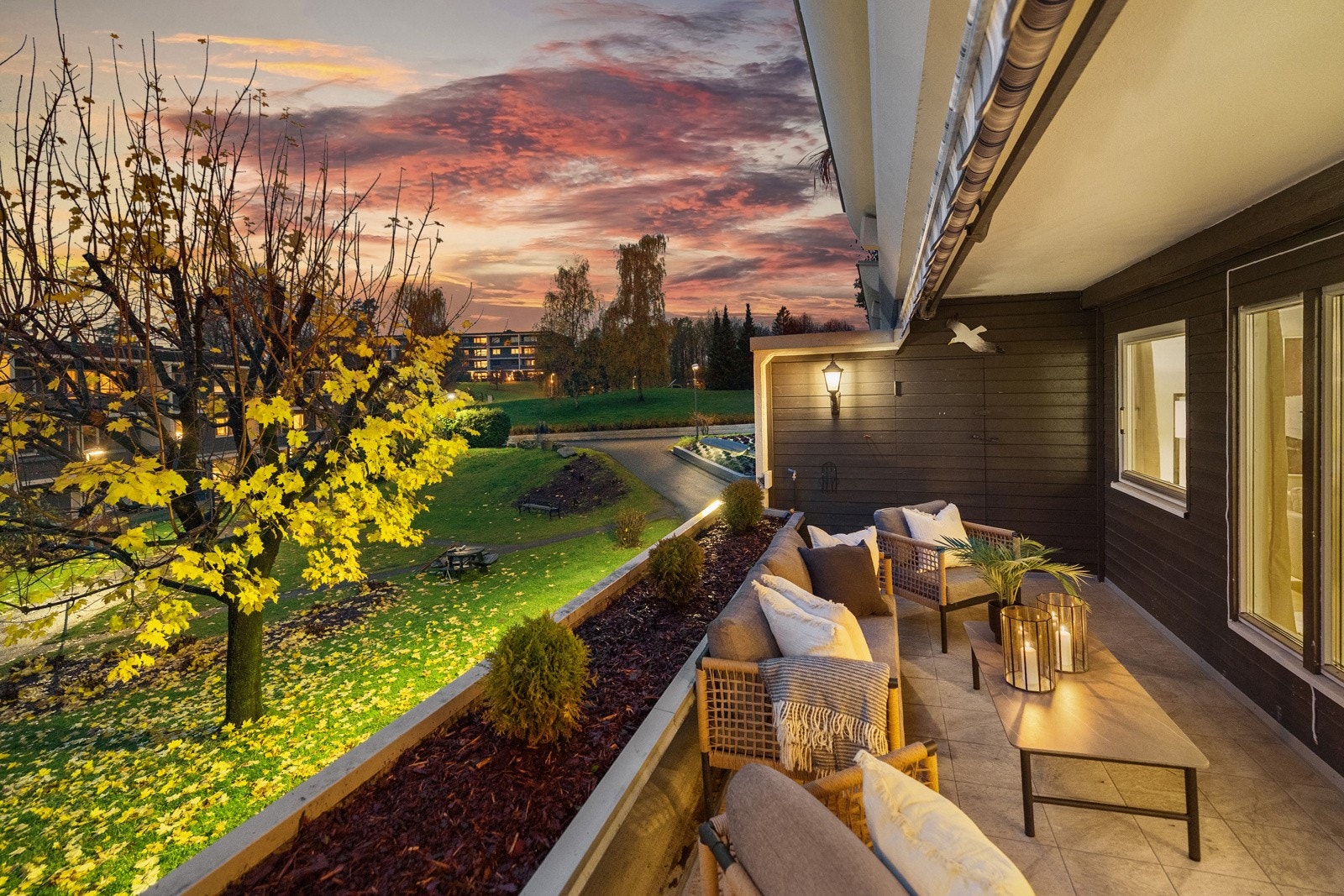 Leiligheten har en stor flislagt terrasse på ca 15 kvm, med koselig utsyn og gode solforhold. Bod i tilknyttning til terrassen med god lagringsplass. Galleribilde