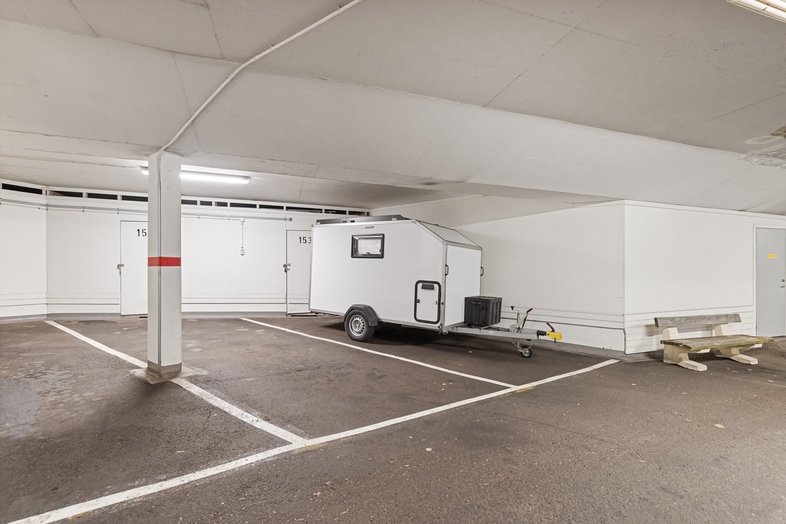 Seksjonen disponerer en garasjeplass. Romslig sportsbod i nær tilknyttning til garasjeplassen. Galleribilde