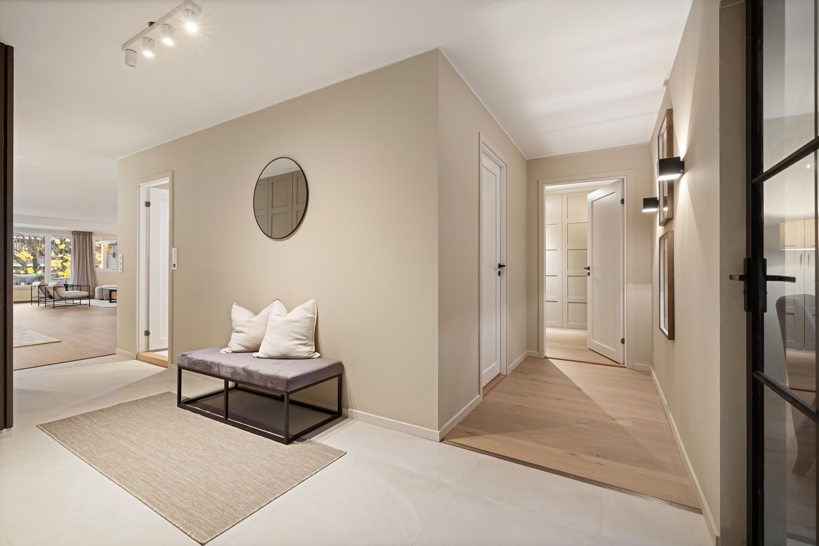 Stor og flislagt hall, gir et svært innbydende intrykk. Galleribilde