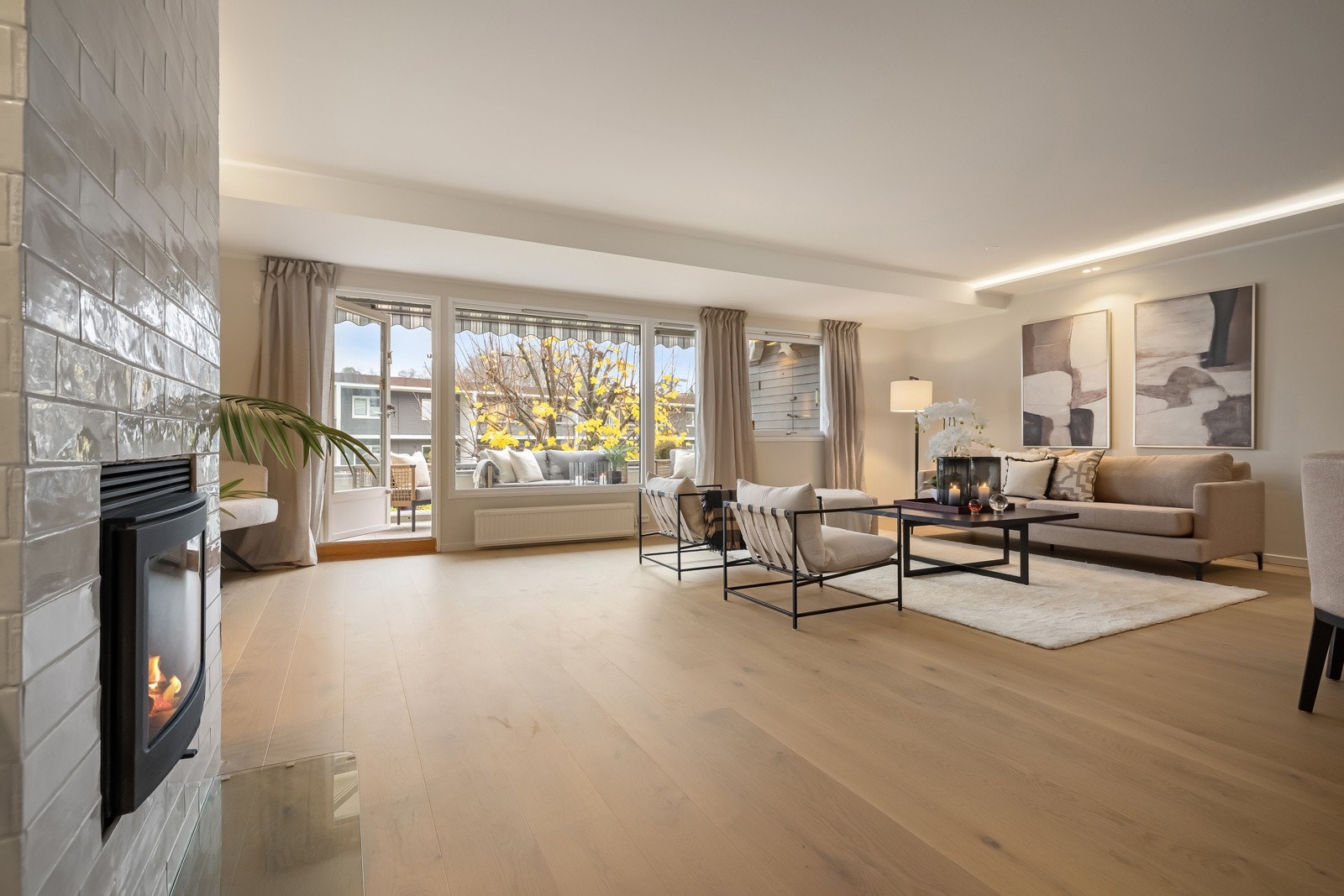 Leilighetens store stue, gir rom for flere gode sittegrupper. Galleribilde