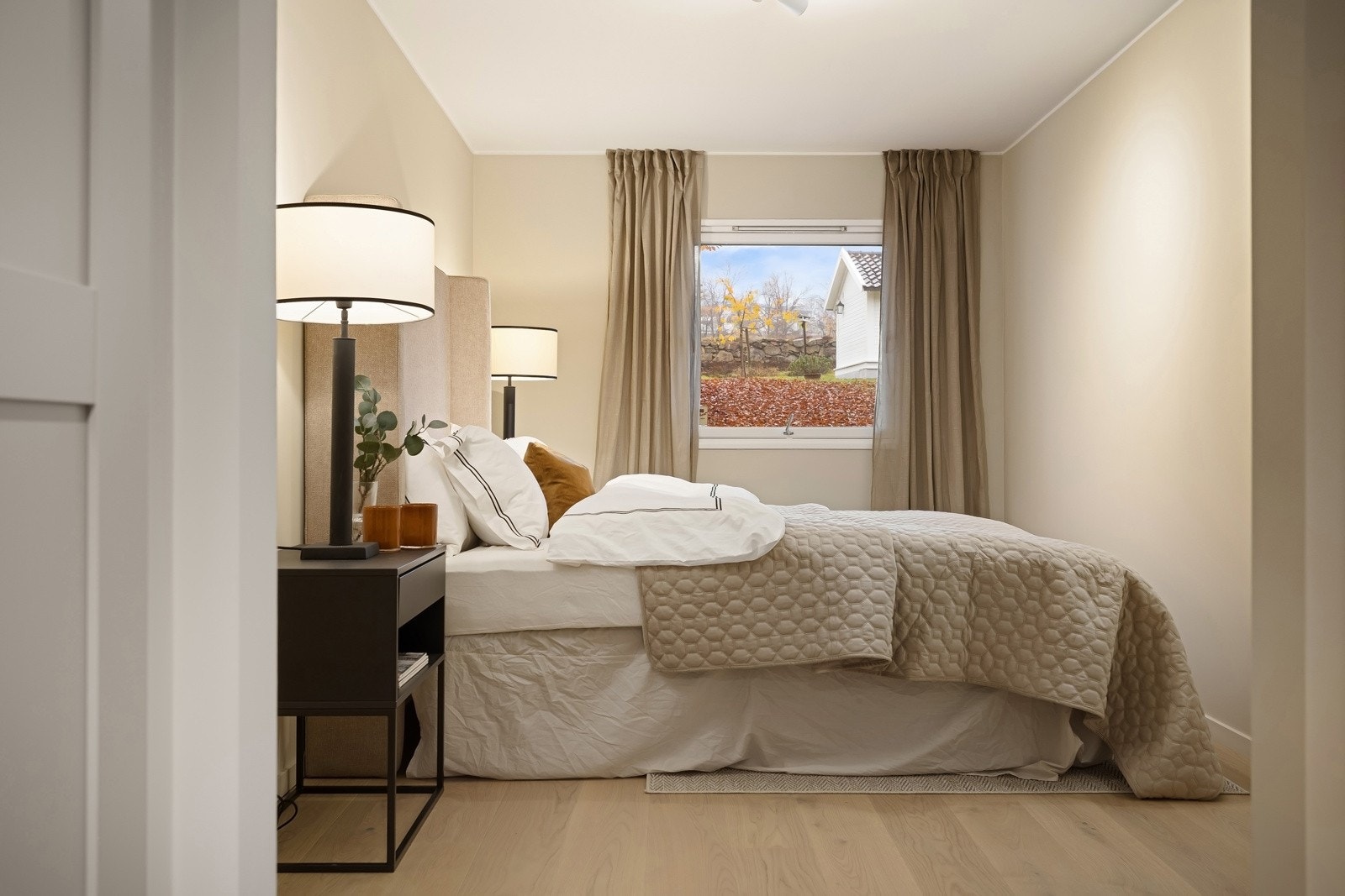 Hovedsoverom med walk-in garderobe og en-suite løsning til baderom. Galleribilde