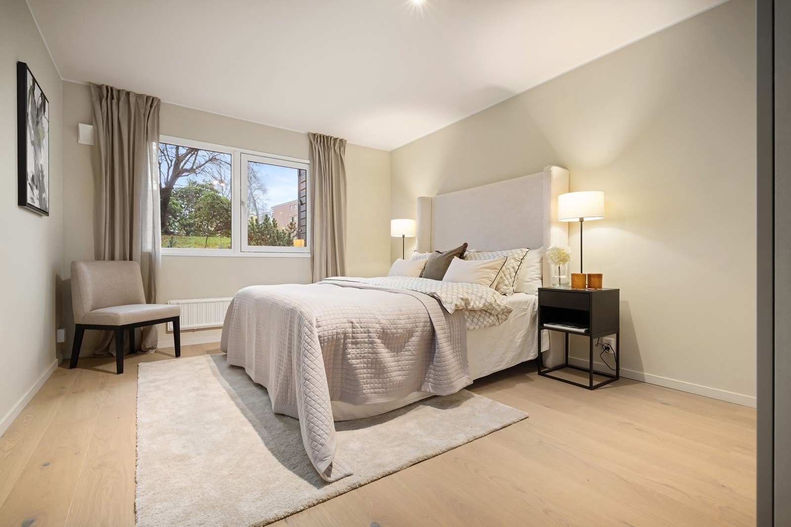 Stort soverom 2, med plassbygd garderobe. Galleribilde