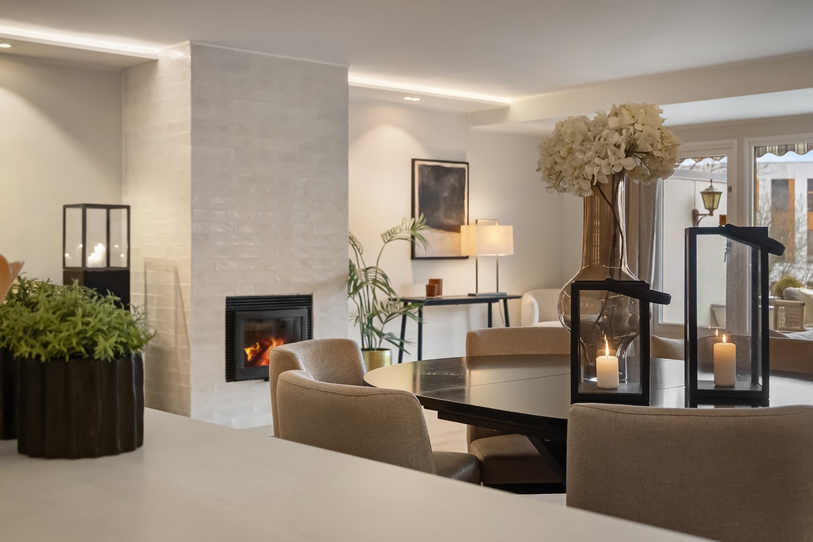 Flotte detaljer i leiligheten hva gjelder belysning, legg også merke til den flislagte peisen som fremstår som et møbel i stuen. Galleribilde