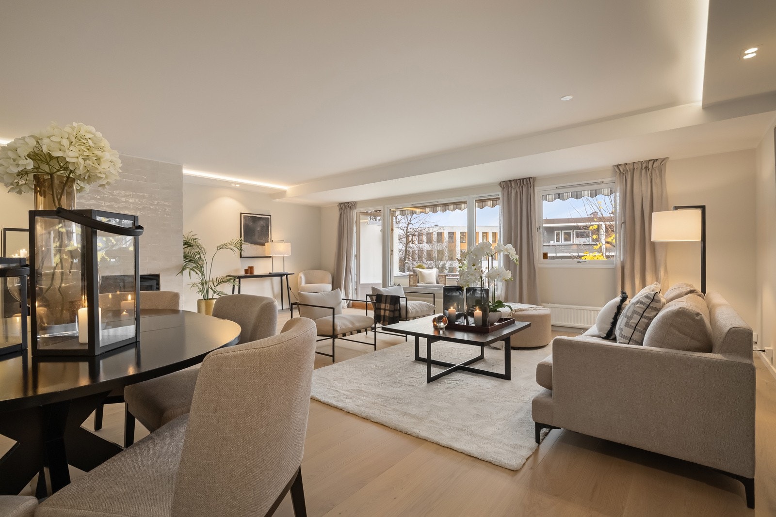 Det er lagt flott 1-stavs parkett i leiligheten. Galleribilde