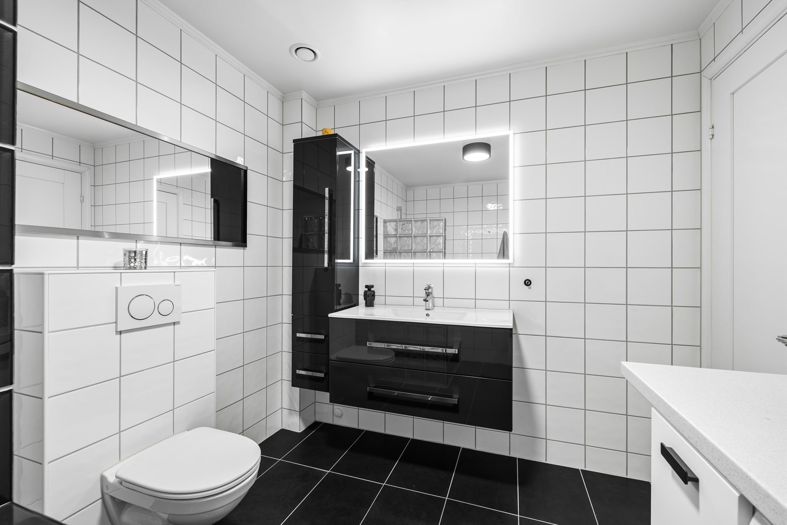 Moderne baderomsinnredning og speil med lys Galleribilde