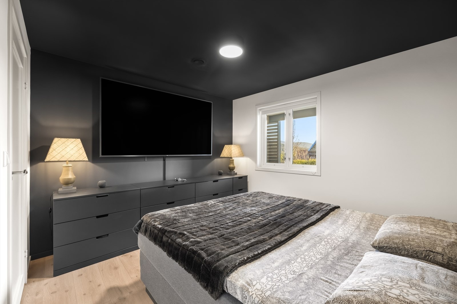 God plass til kommoder på soverommet. Alternativt kan man sette inn skaprekke om man heller ønsker det Galleribilde