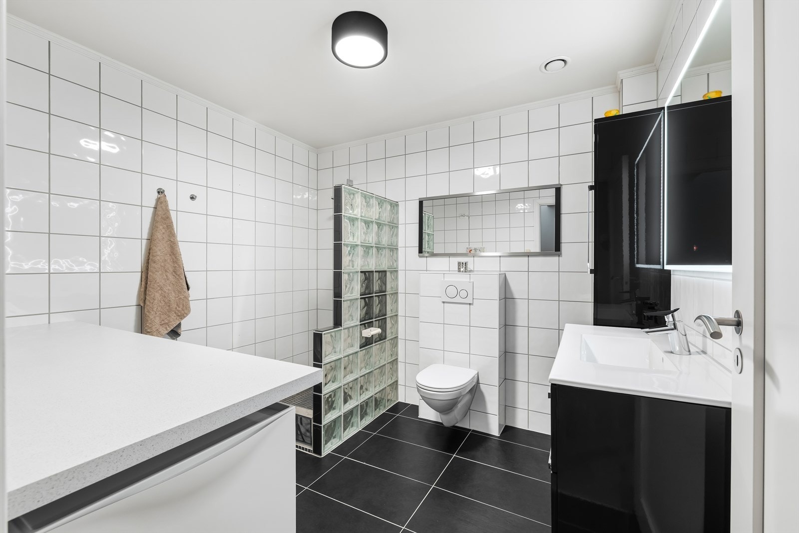 Flislagt bad med behagelig gulvvarme Galleribilde