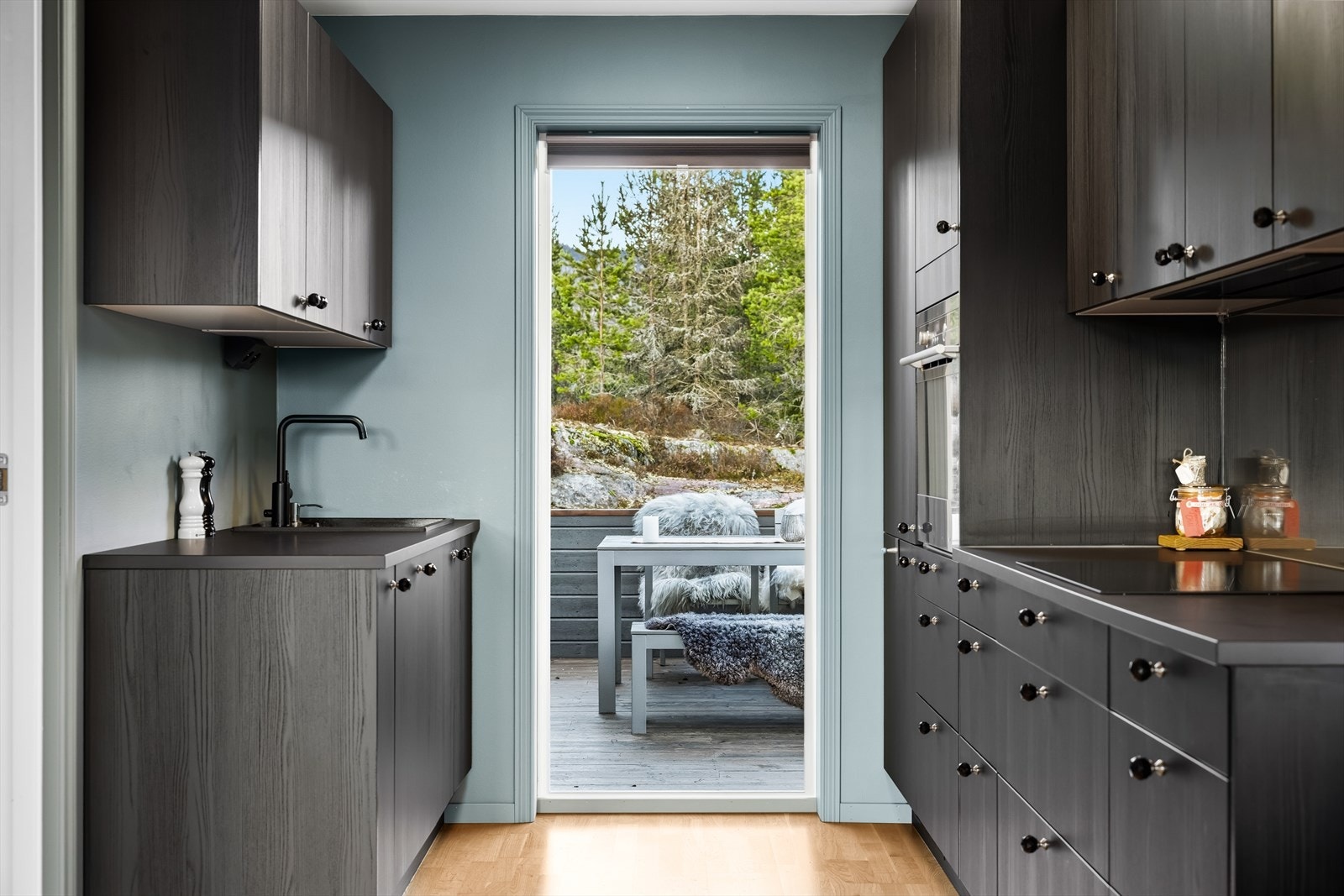 Kjøkkenet har utgang til terrassen Galleribilde