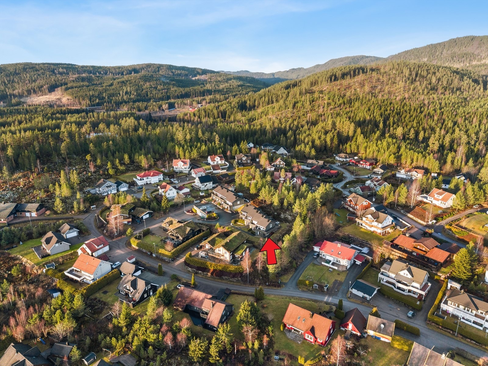 Med skogen i bakkant har man umiddelbar nærhet til flotte turmuligheter. Velkommen på visning! Galleribilde