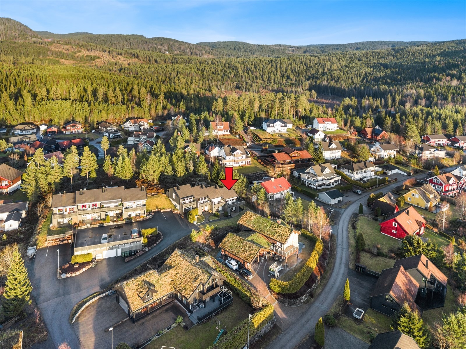 Rekkehuset ligger i blindvei i et attraktivt og barnevennlig område med kort vei til skole, butikker og togstasjon. Bilfri gangvei til barnehage og skole Galleribilde