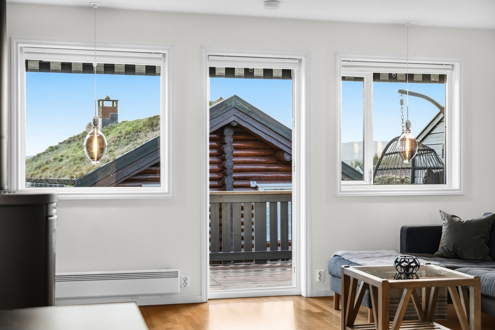 Stuen har utgang til verandaen som strekker seg rundt hele boligen Galleribilde