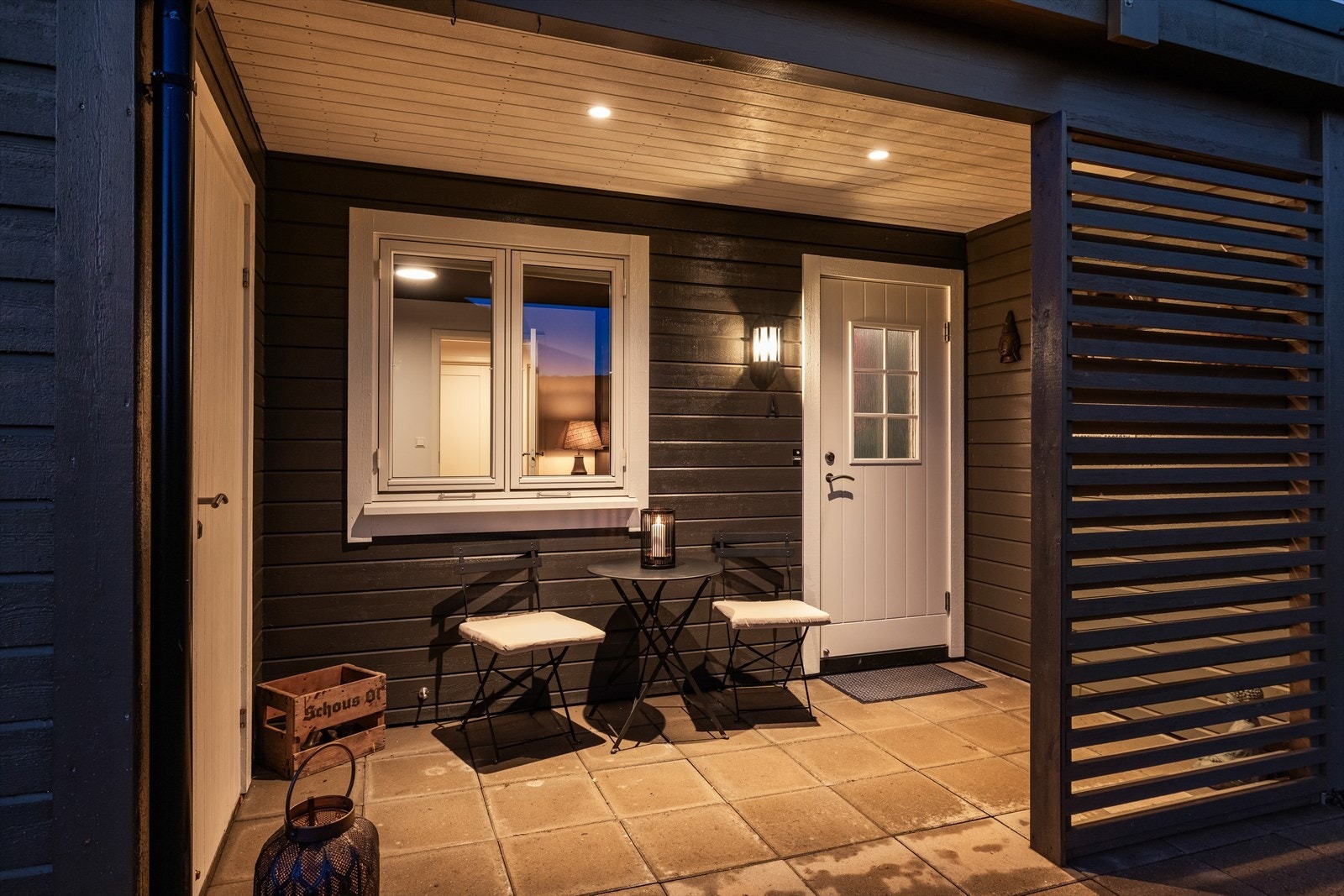 Overbygget uteplass ifm. inngangspartiet Galleribilde