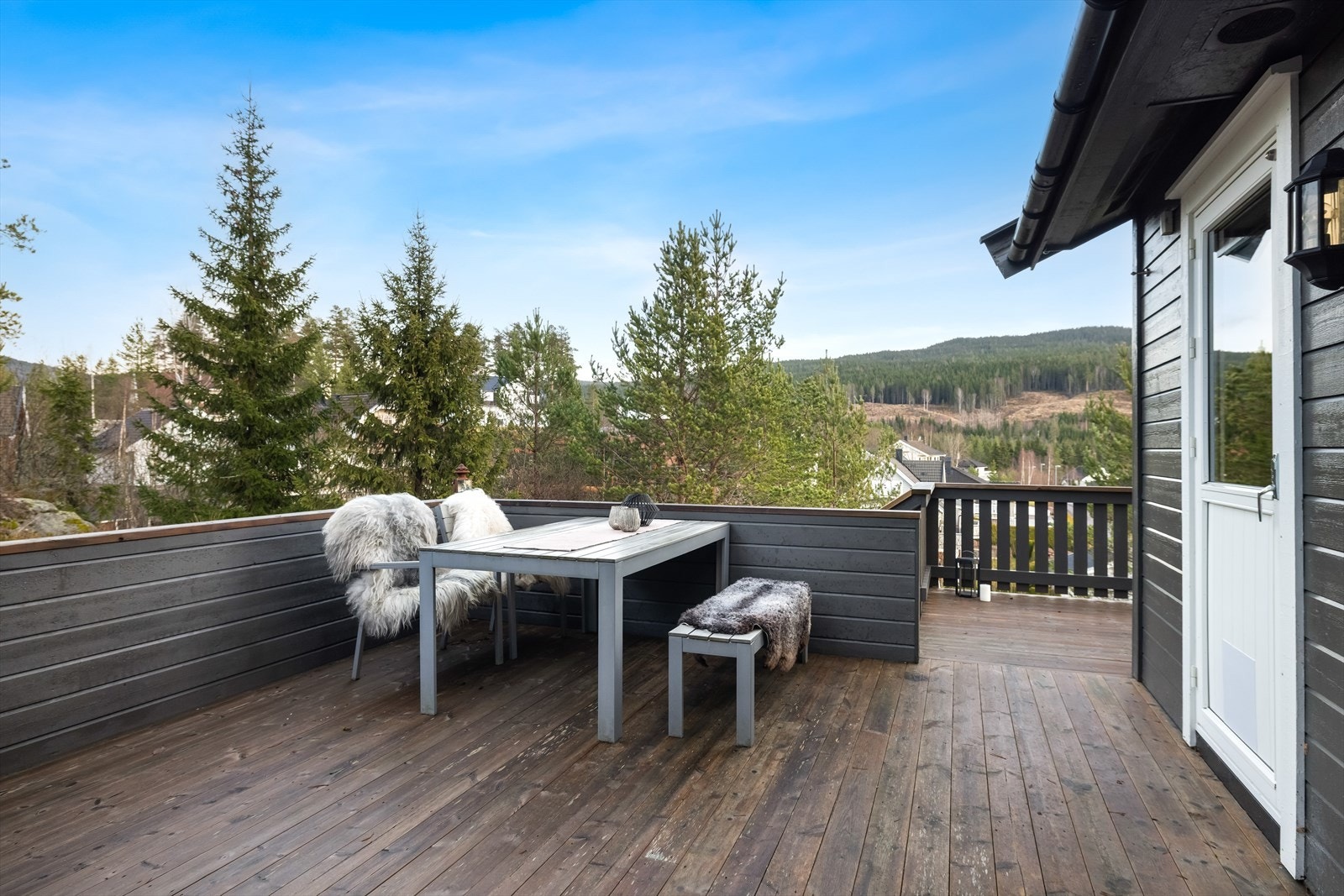 Verandaen utenfor kjøkkenet har god plass til spisebord og plassering av grillen - alt ligger til rette for kos og hygge med dine nærmeste Galleribilde