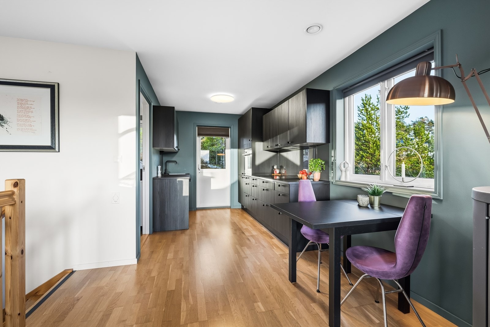 Hyggelig spiseplass ved vinduet Galleribilde