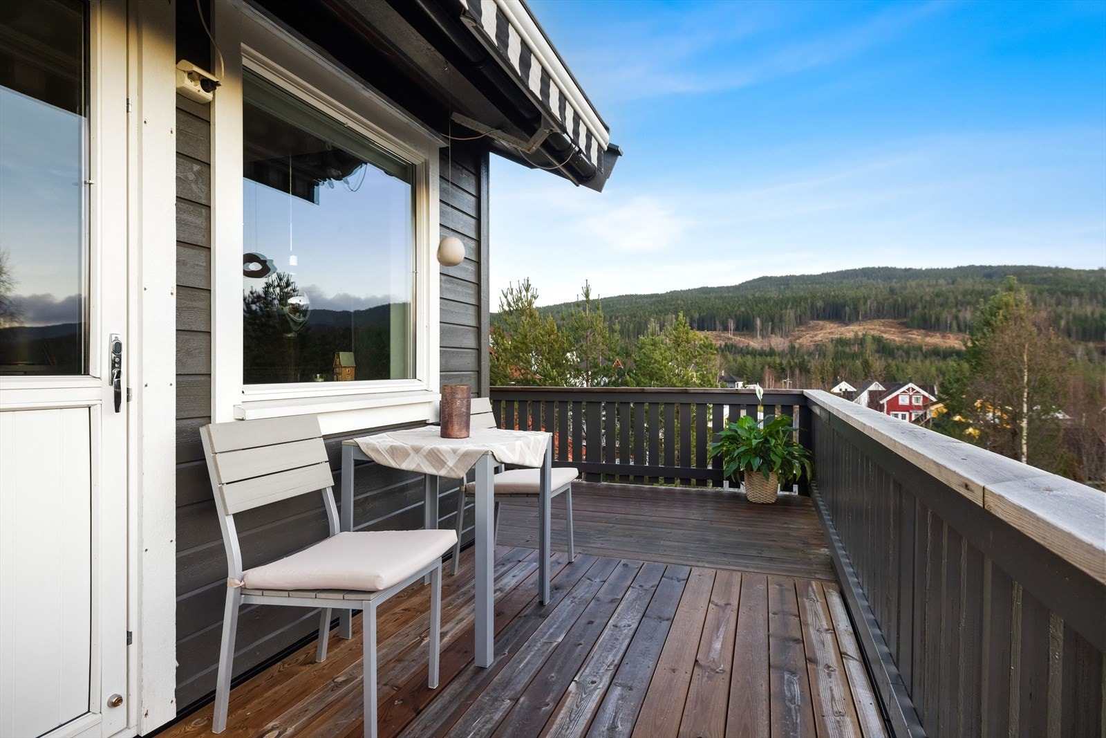 Lun veranda med elektrisk markise med nedsenkbar front. Perfekt for å nyte uteplassen i både sol og duskregn Galleribilde