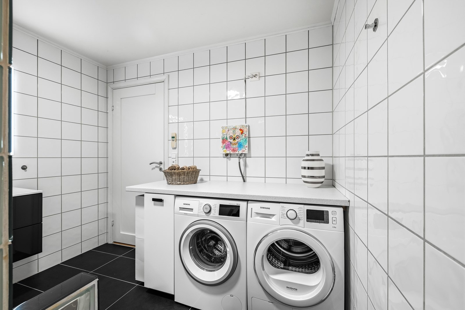 På badet er det også plass til både vaskemaskin og tørketrommel under praktisk benk Galleribilde