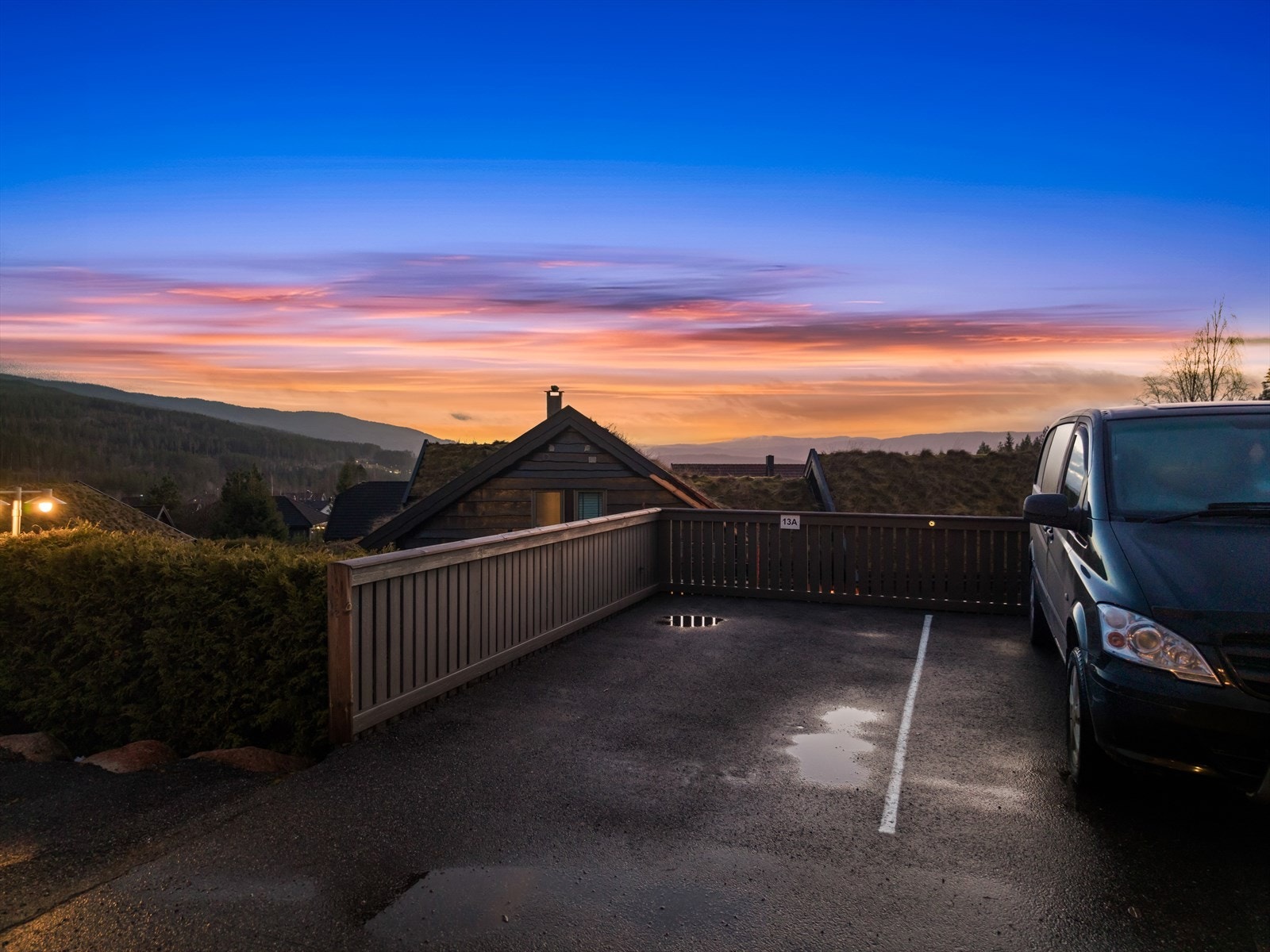 Garasjeplass i felles, låst garasjeanlegg. Automatisk portåpner på anlegget. I tillegg medfølger en biloppstillingsplass på taket av garasjen. Garasjebygget ligger rett ved boligen. Galleribilde