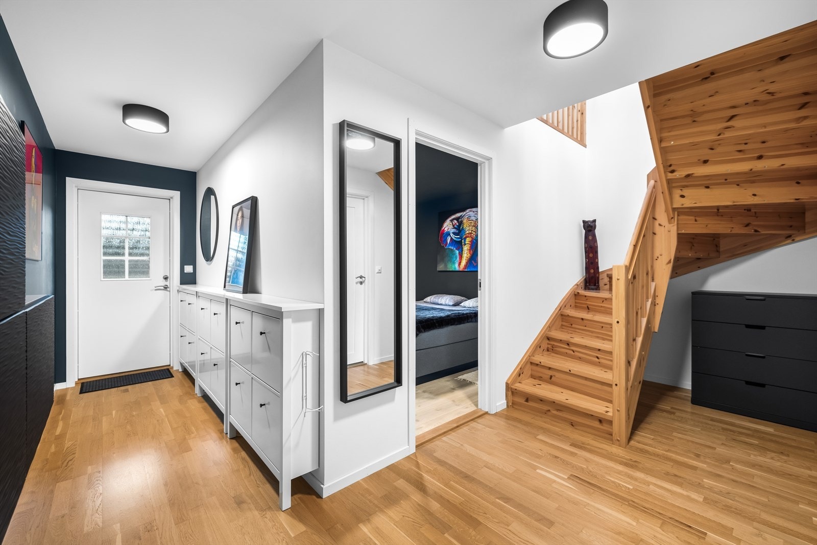 Entré har skoskap langs hele den ene veggen. Varmepumpen har app styring Galleribilde