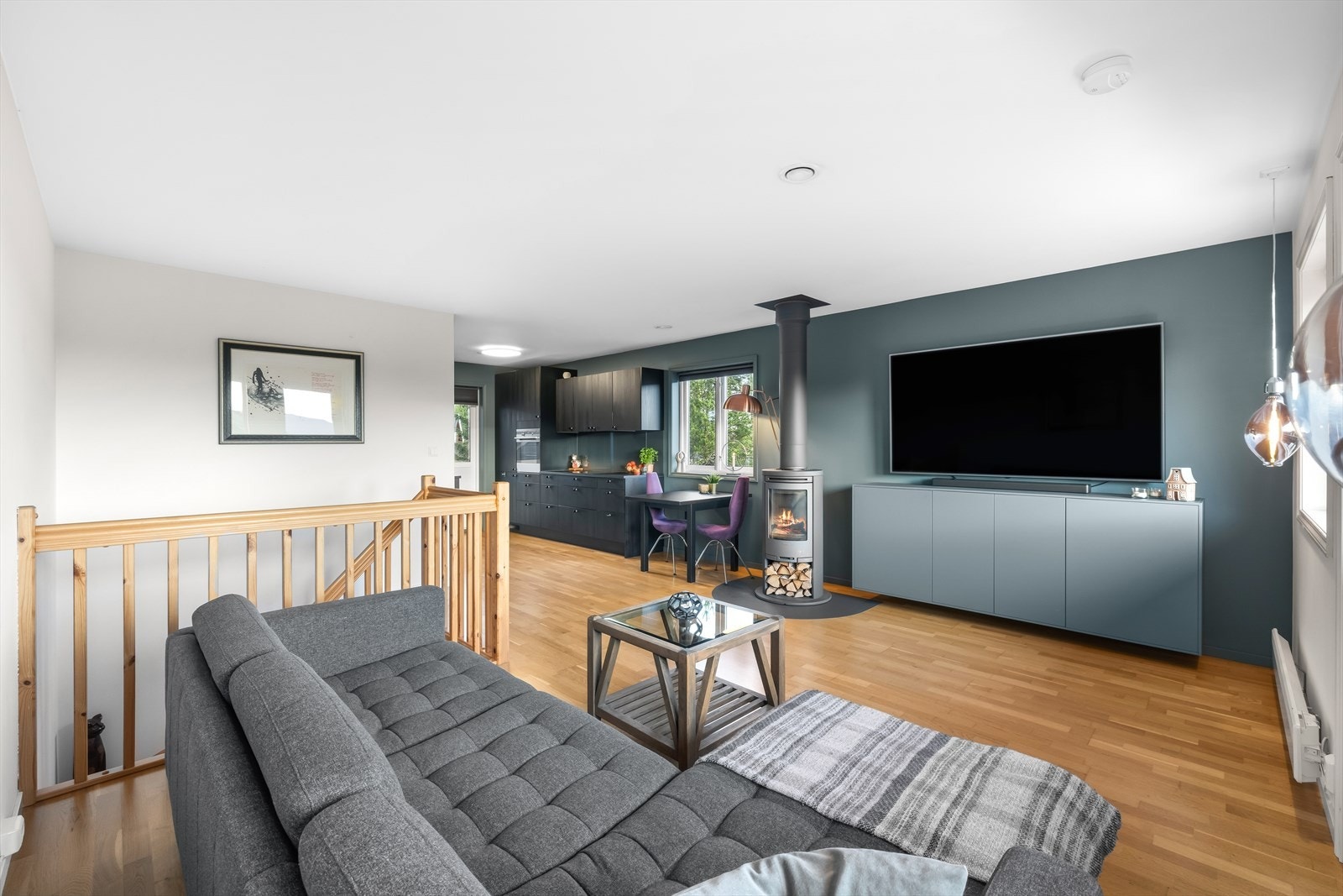 De mange vinduene skaper en atmosfære av lys, varme og åpenhet Galleribilde