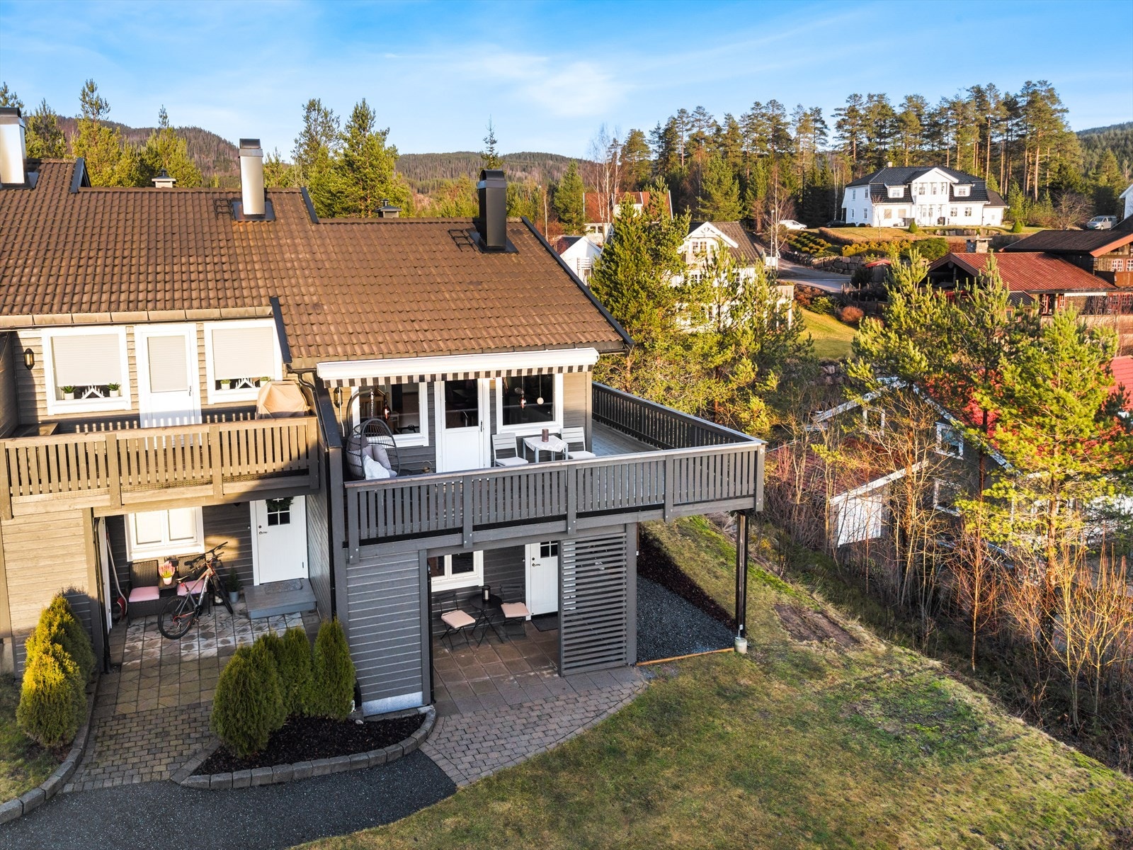 Boligen har oppbevaringsmuligheter på lagringsloft, i utebod, samt bod i garasjen Galleribilde