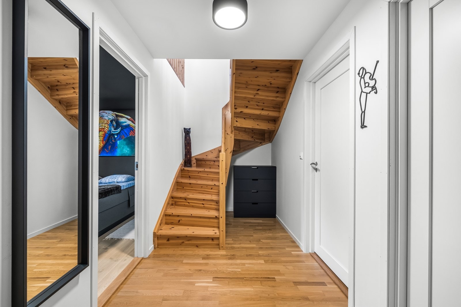 Trappen gir ikke bare adkomst til 1. etasje, den gir også verdifull ekstra plass. Under trinnene kan du enkelt tilpasse løsninger til for eksempel oppbevaring Galleribilde