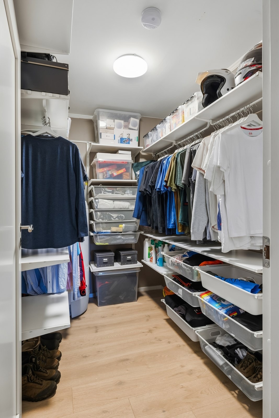 Teknisk rom/garderobe i u. etasjen Galleribilde