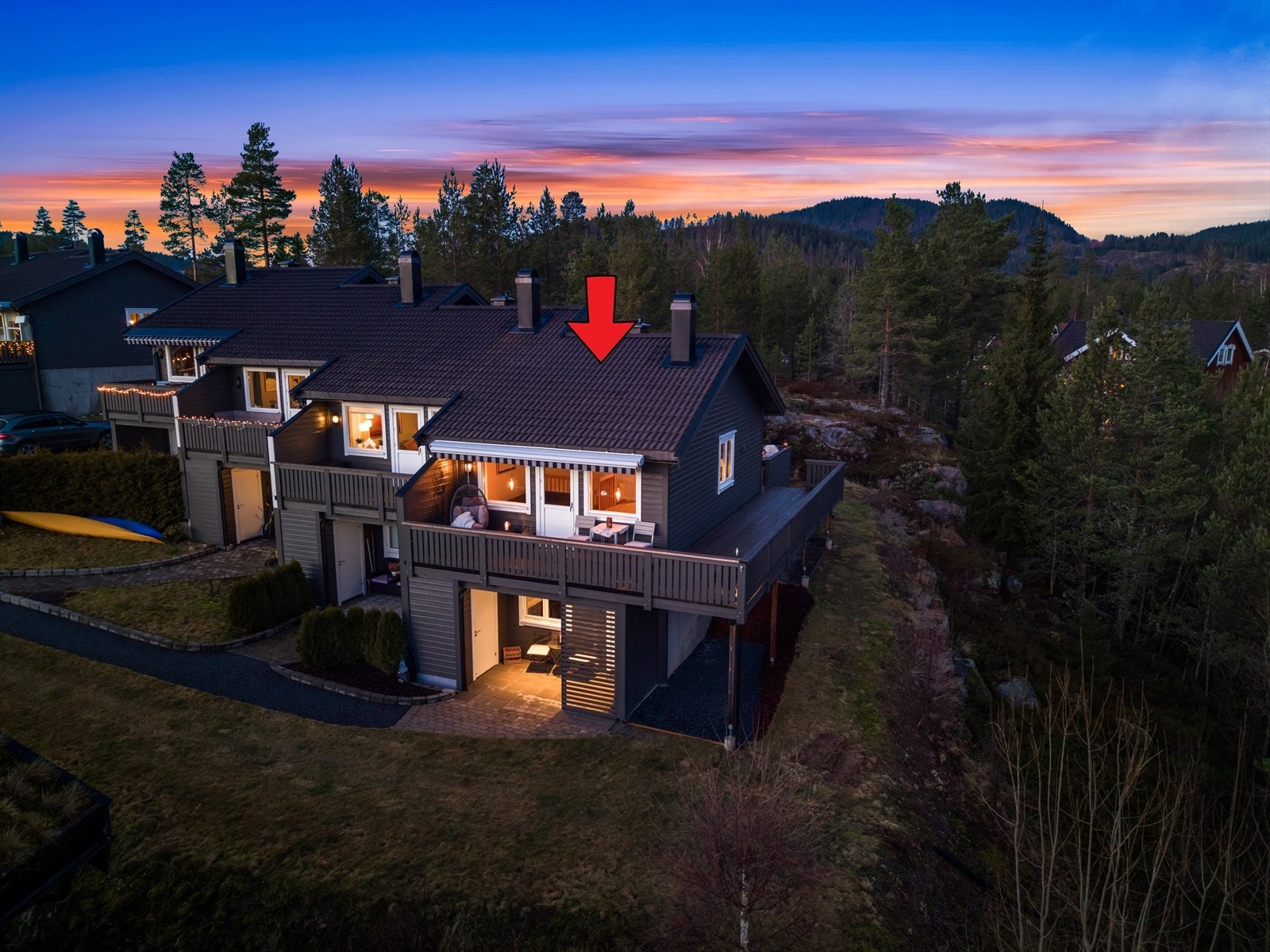 Tina Ulseth Myrvang i EiendomsMegler1 ønsker velkommen til visning i Granittvegen 13a (Foto: René Borghagen) Galleribilde