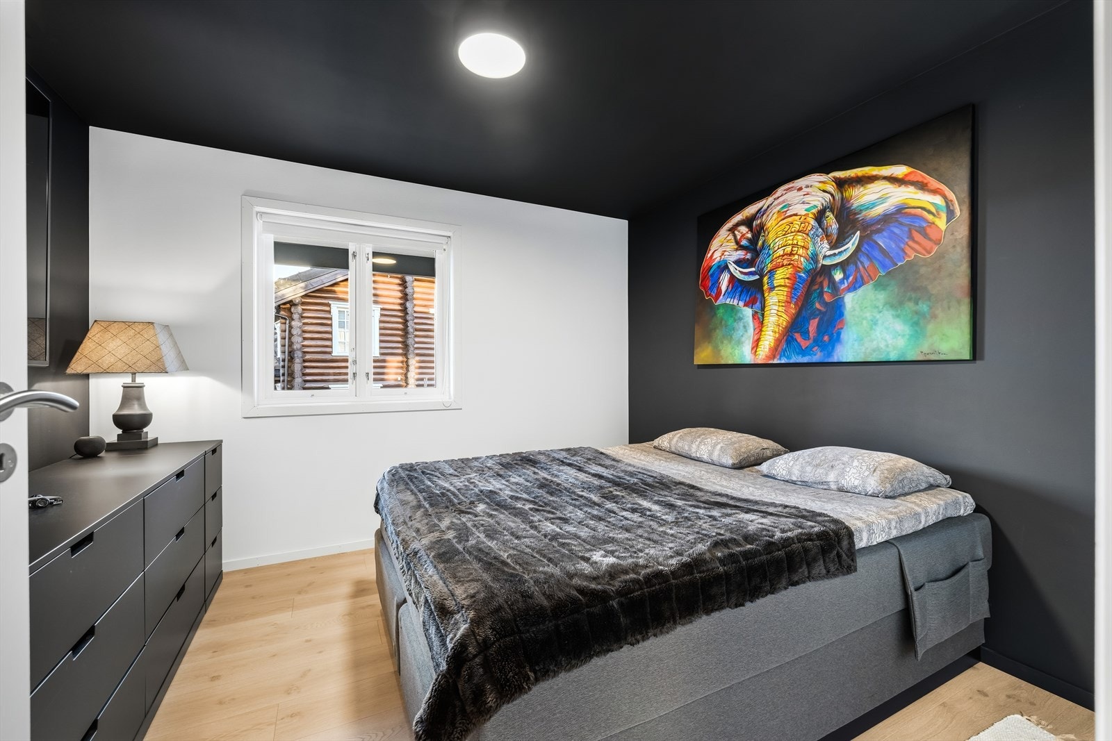 De mørke veggene og taket omslutter deg som en trygg kokong, og skaper en lun atmosfære som inviterer til avslapning Galleribilde