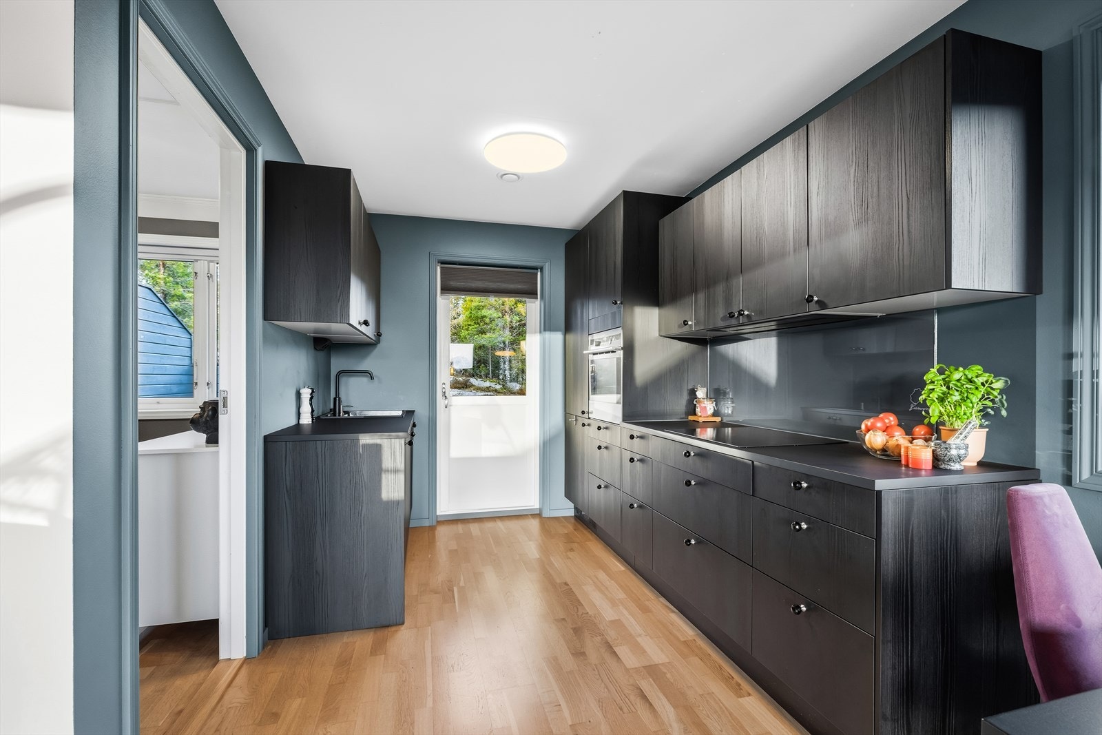 Kjøkkenet har innredning med fronter i sort utførelse med trestruktur. Integrerte hvitevarer medfølger Galleribilde