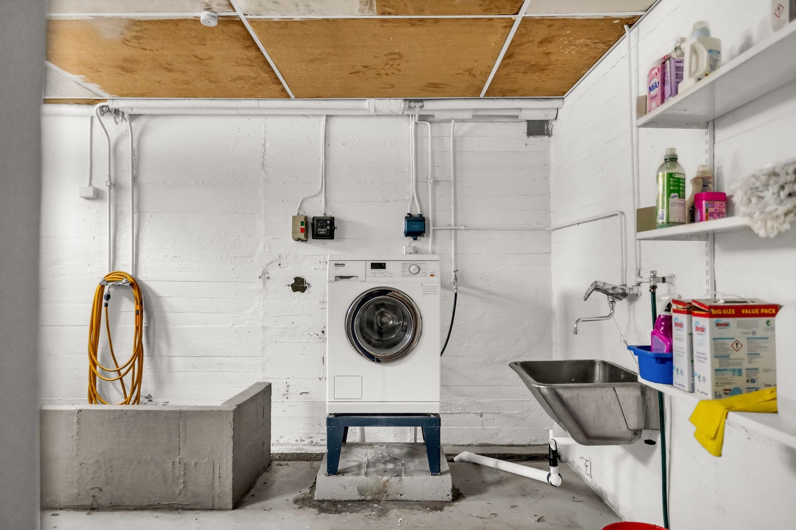 Det er et komplett, velutstyrt fellesvaskeri i gårdens underetasje. Her er også felles sykkelbod. Galleribilde