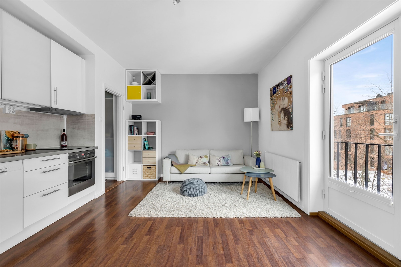 Lys og hyggelig 2-roms hjørneleilighet beliggende i 3.etasje i bygg over 3 etasjer samt kjeller og loft. Presenter av Krogsveen med bilde fra Bjørnar Solberg i Isnitt. Galleribilde