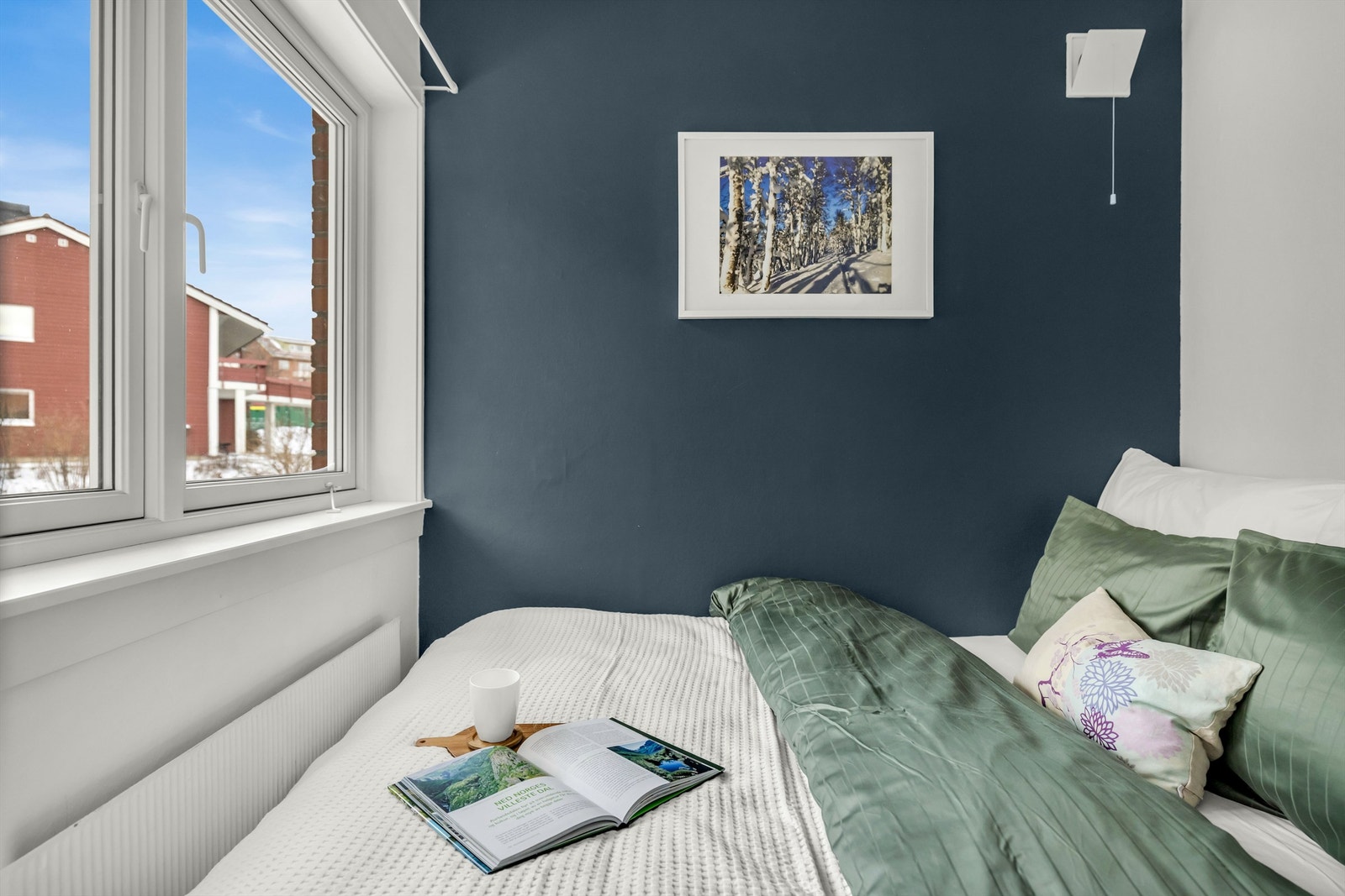 Lyst og pent oppusset soverom. Galleribilde