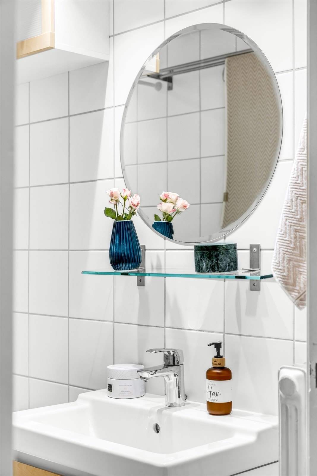 Nedsenket himling av himlingsplater med downlights. Naturlig avtrekksventil plassert i himling. Galleribilde