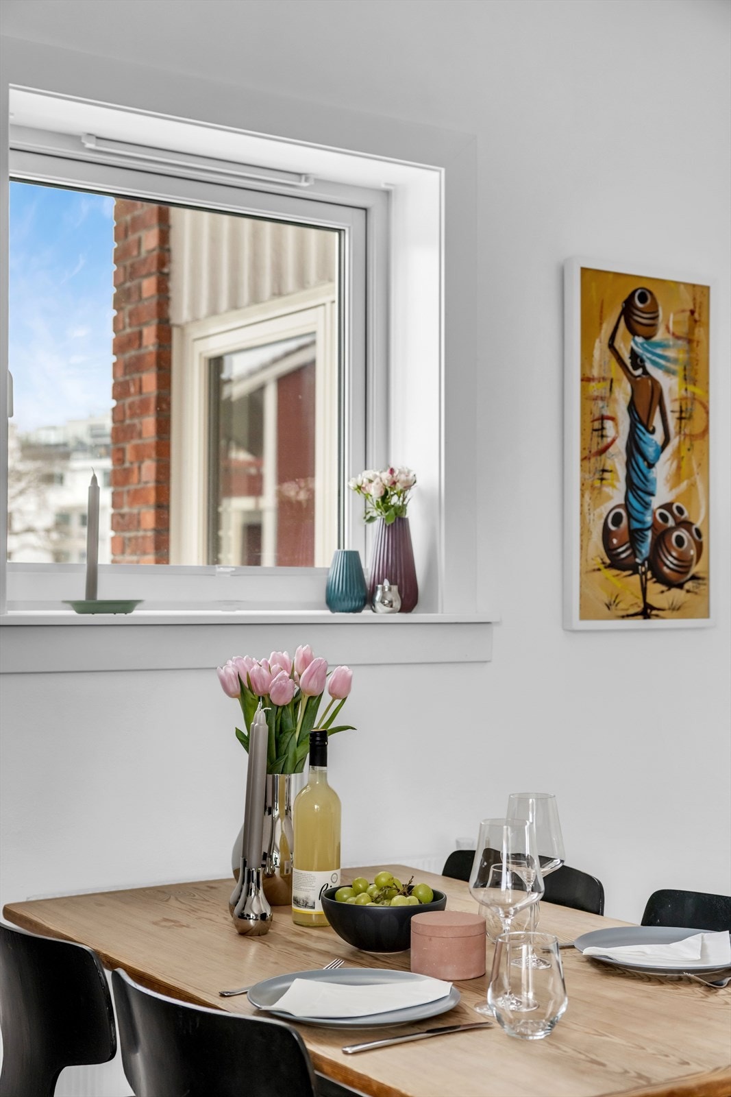 Store vindusflater og ekstra takhøyde gir leiligheten en god romfølelse. Vinduer og balkongdører i leiligheten er fra 2015/2016. Galleribilde