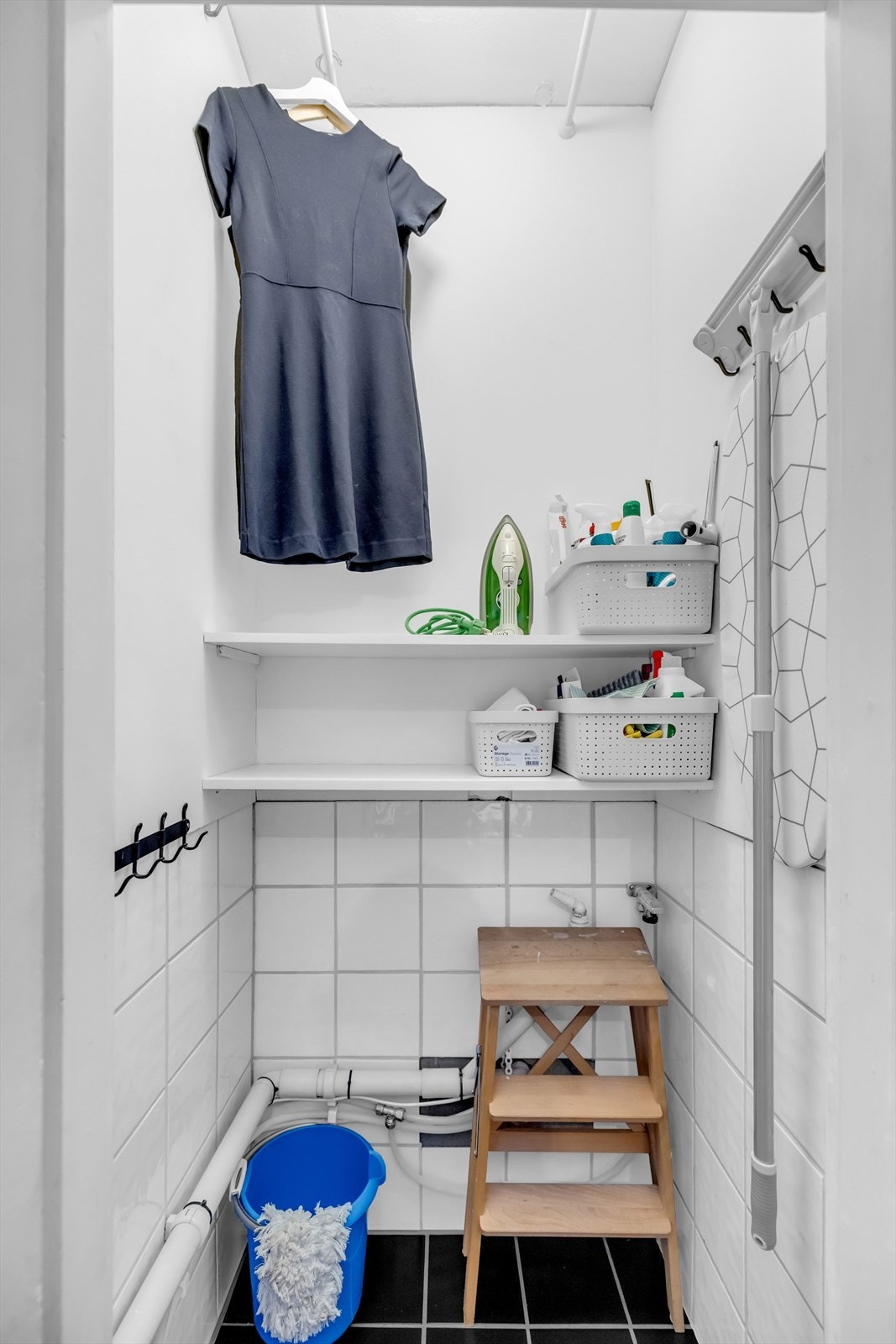 Innvendig bod m/opplegg for vaskemaskin. Det er for øvrig et komplett, velutstyrt fellesvaskeri i gårdens underetasje. Boligen disponerer 2 boder, en bod i underetasjen og en bod på loft. Galleribilde