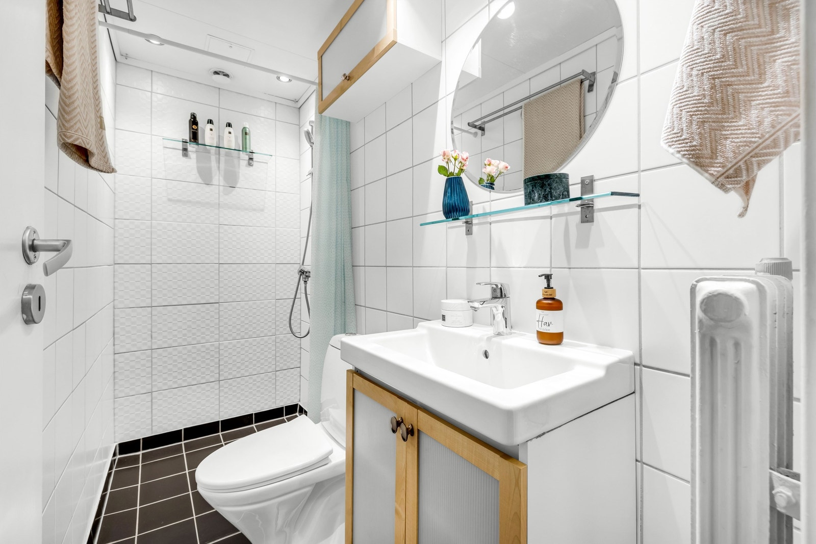 Badet ble oppgradert på overflater og med innredning samt deler av røropplegg i 2008 av forrige eier. Galleribilde