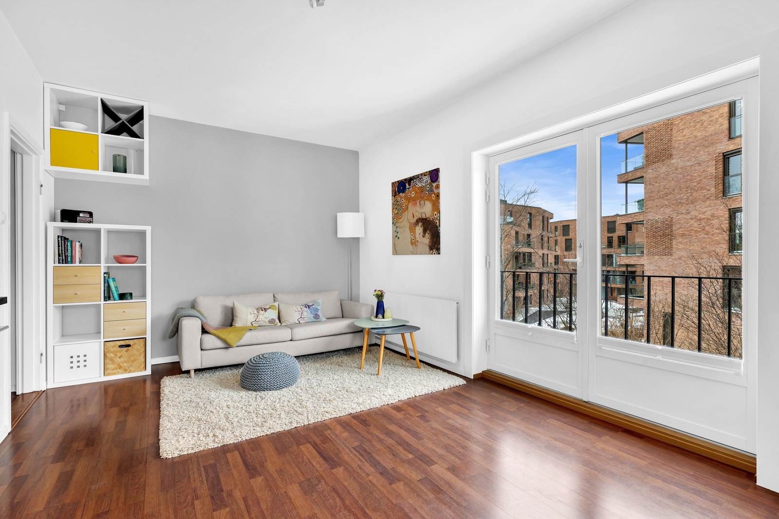 Romslig allrom med stor dobbeltfløyet dør og fransk balkong ut mot grøntområdet foran gården. Fine solforhold fra tidlig ettermiddagen til sen kveld. Galleribilde