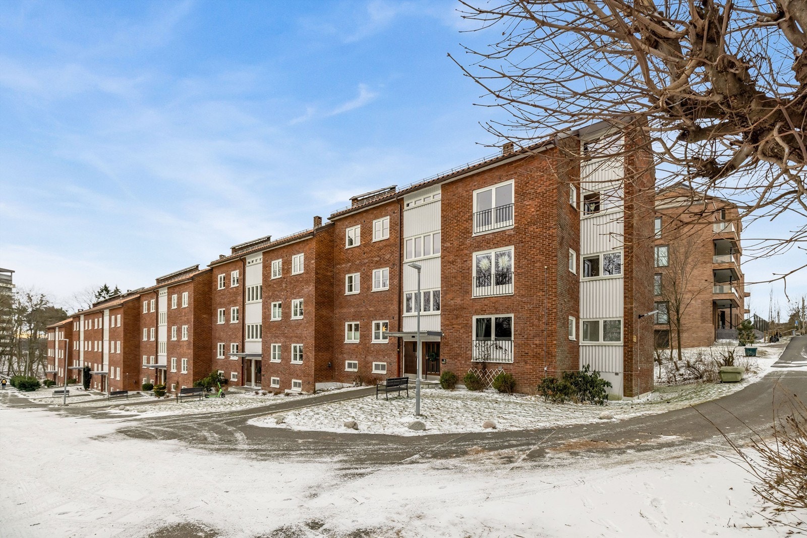 Dagligvarebutikker, offentlig kommunikasjon, treningssentre, kafeer og øvrige servicetilbud finnes rett i nærheten. Galleribilde