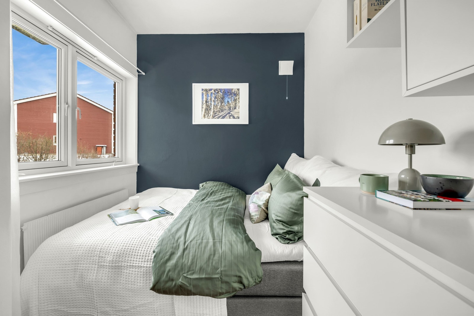 Soverommet har plass til dobbeltseng med tilhørende møblement samt garderobe. Galleribilde