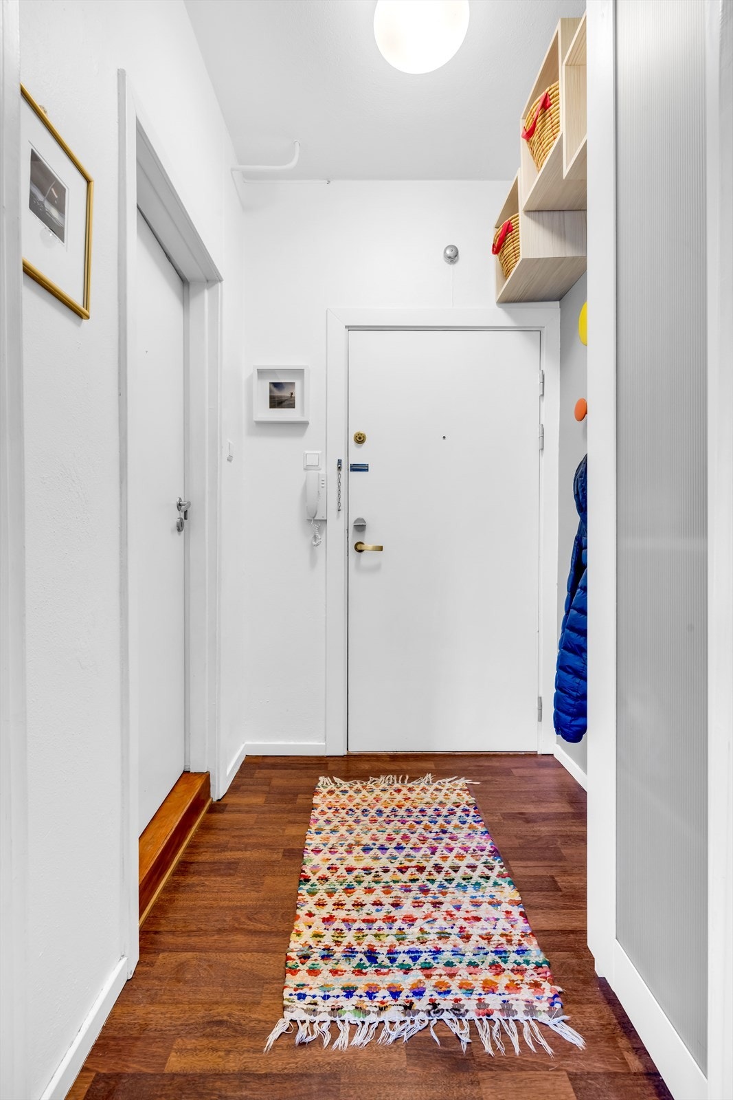 Romslig entré med god plass til oppbevaringsmøblement og oppheng av klær. Galleribilde