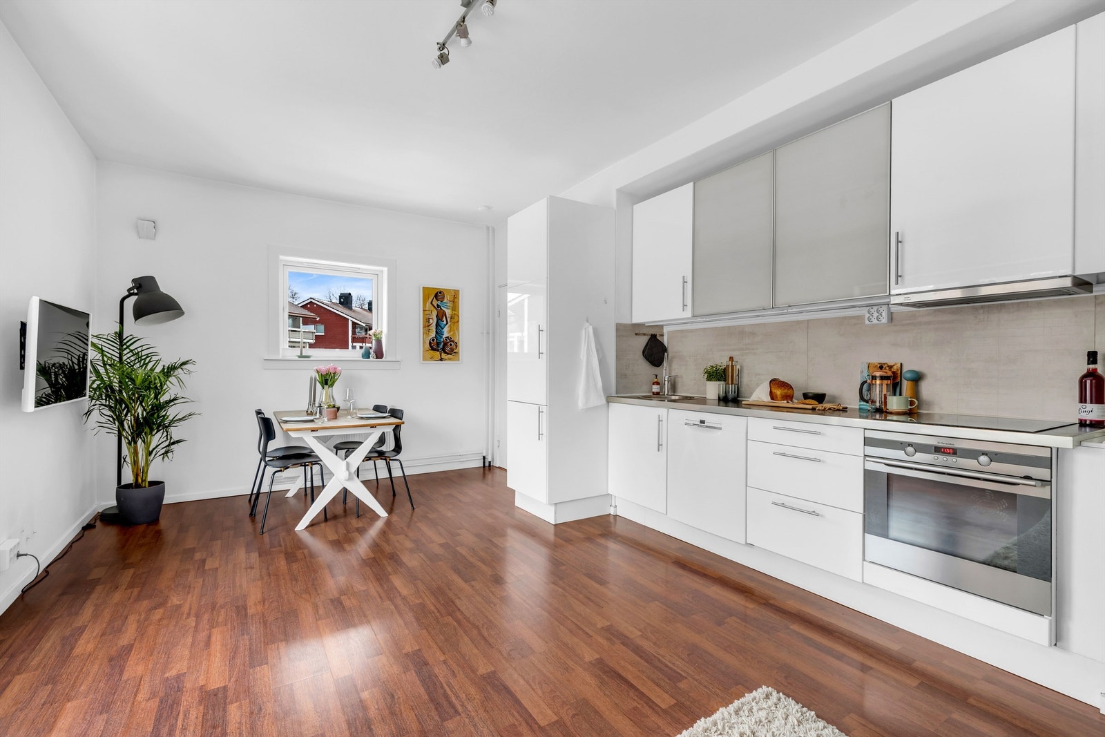 Kjøkkenet er fra 2008 og er stilrent med moderne med glatte hvite fronter og delvis integrerte hvitevarer. Galleribilde