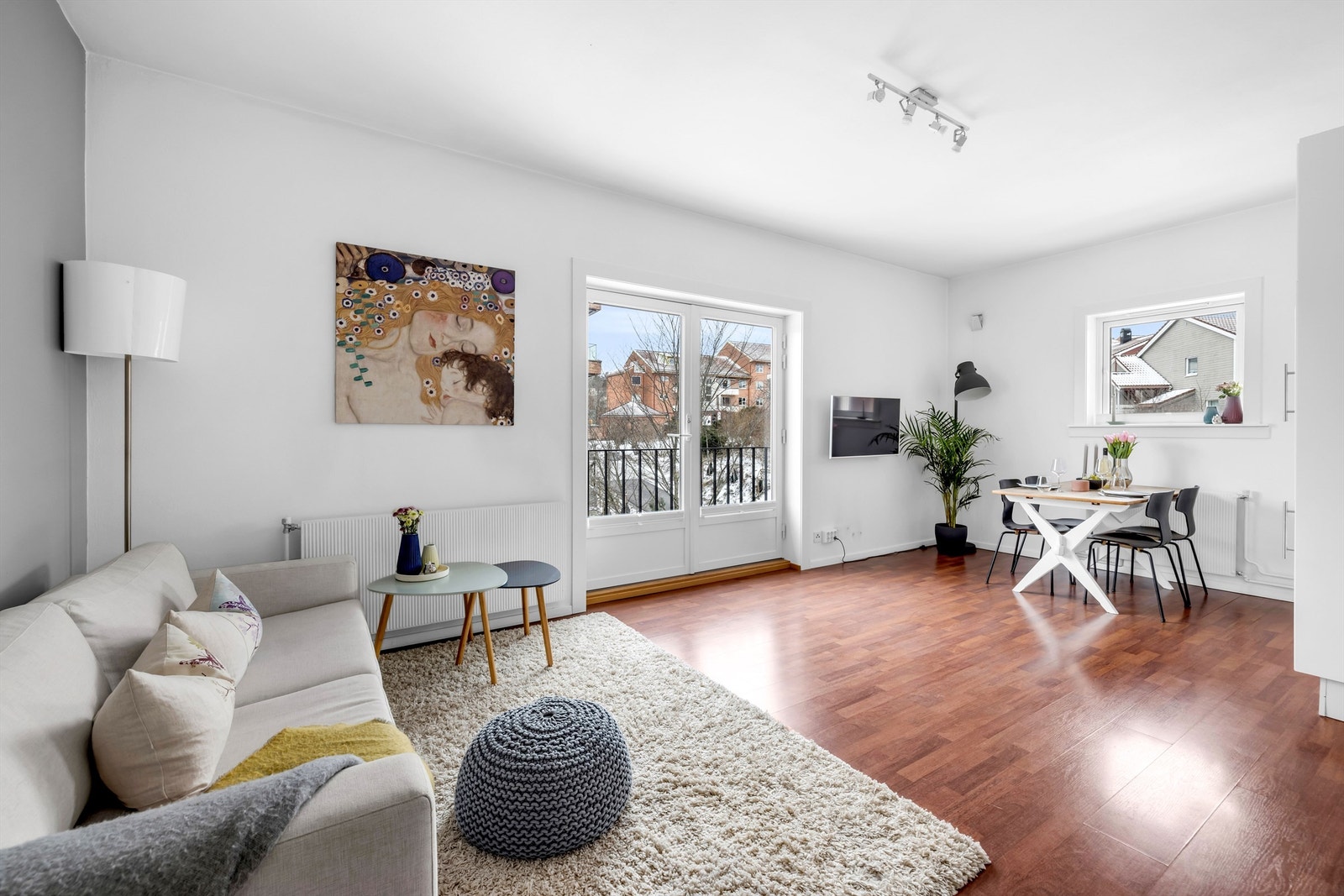 Velkommen til Hoffsveien 55 B - Beliggende i grønne og fredelige omgivelser på Hoff/Smestad. Galleribilde