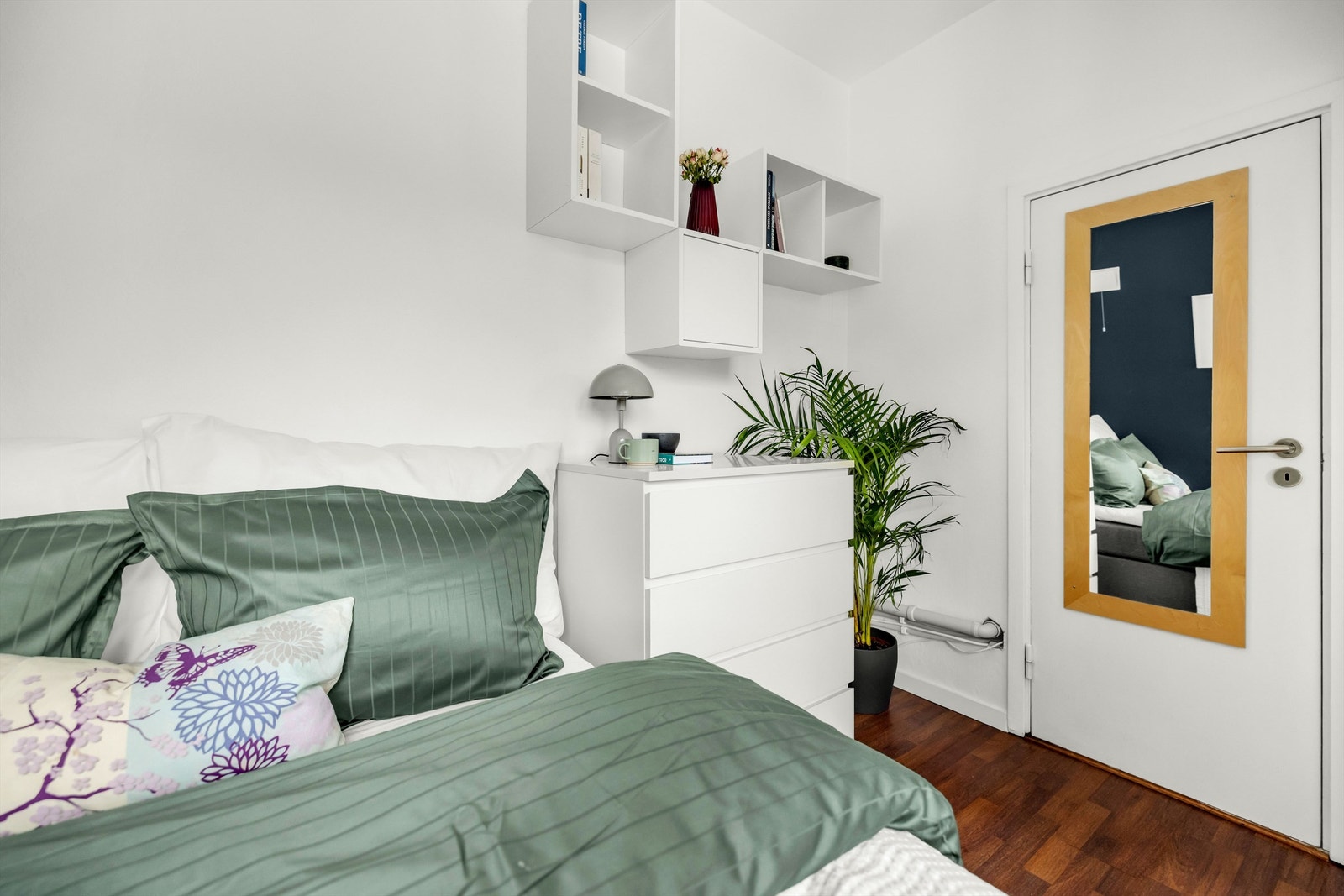 Fra soverommet er det adkomst til et praktisk lagringsrom som kan benyttes som garderobe, eller som vaskerom da det er opplegg for vaskemaskin her. Galleribilde