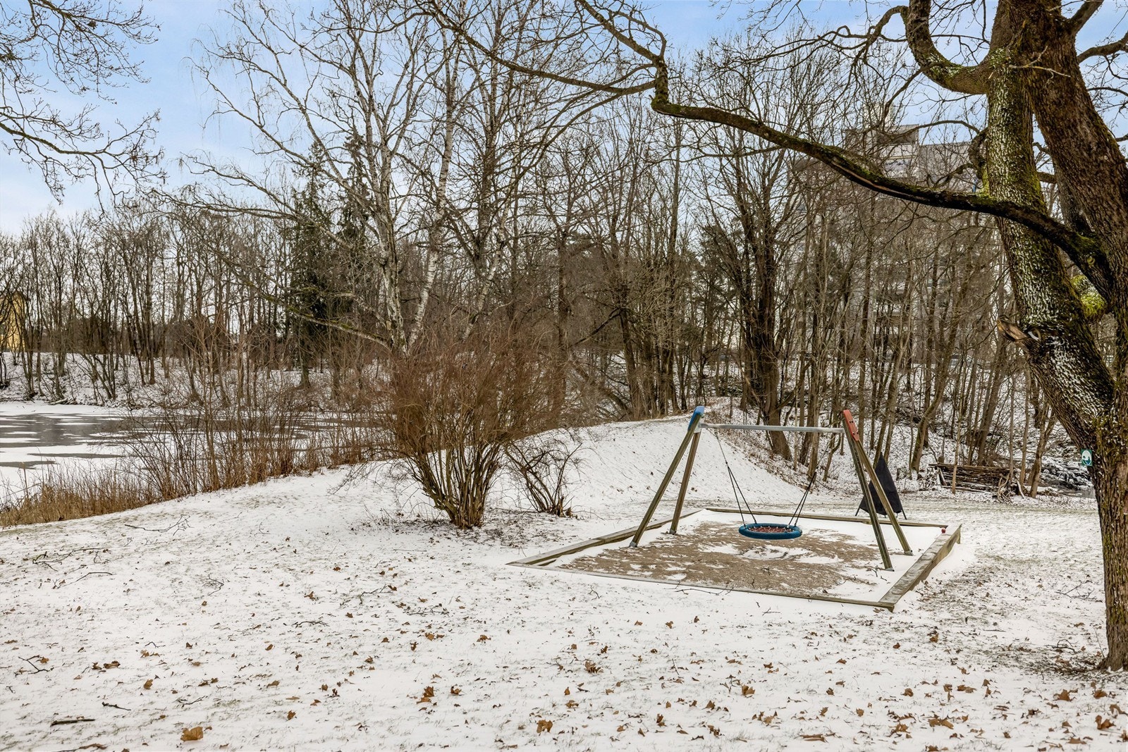 Boligselskapet ligger pent tilbaketrukket fra veien og rolig til mot parkområdet. Galleribilde