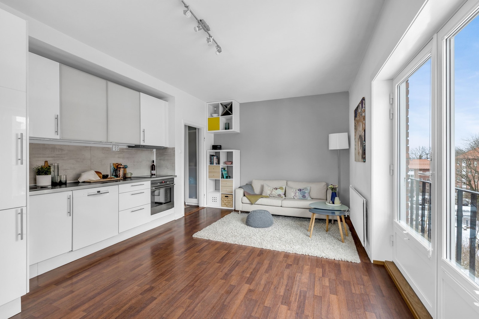 Åpen stue/kjøkkenløsning som oppleves svært luftig og lys. Galleribilde