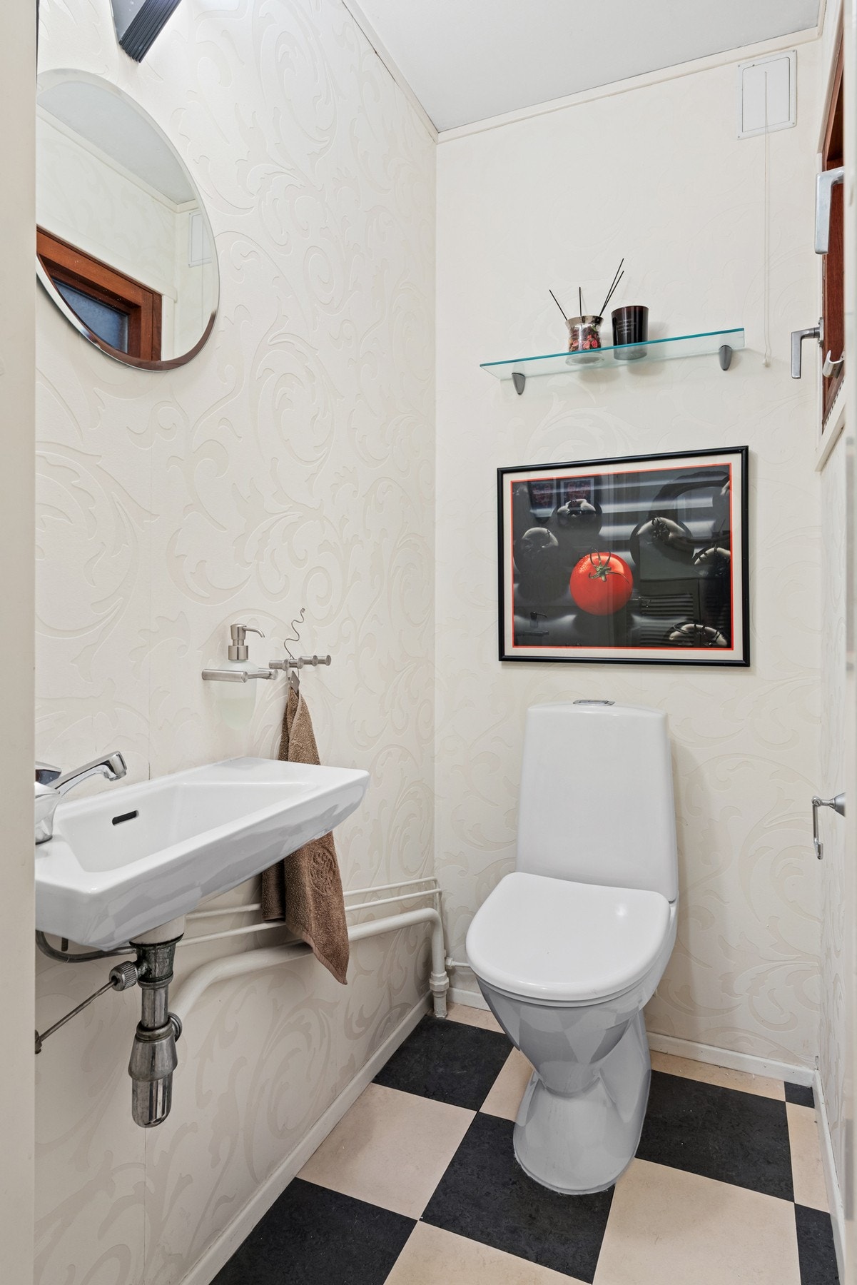 Det er gjestetoalett i gangen, praktisk for storfamiliene og ved besøk Galleribilde