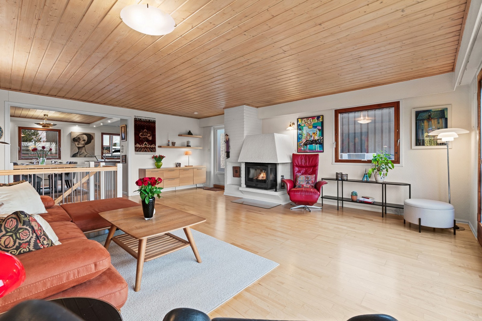 Inn til boligens store allrom hvor kjøkken, spisestue og stue går i ett Galleribilde