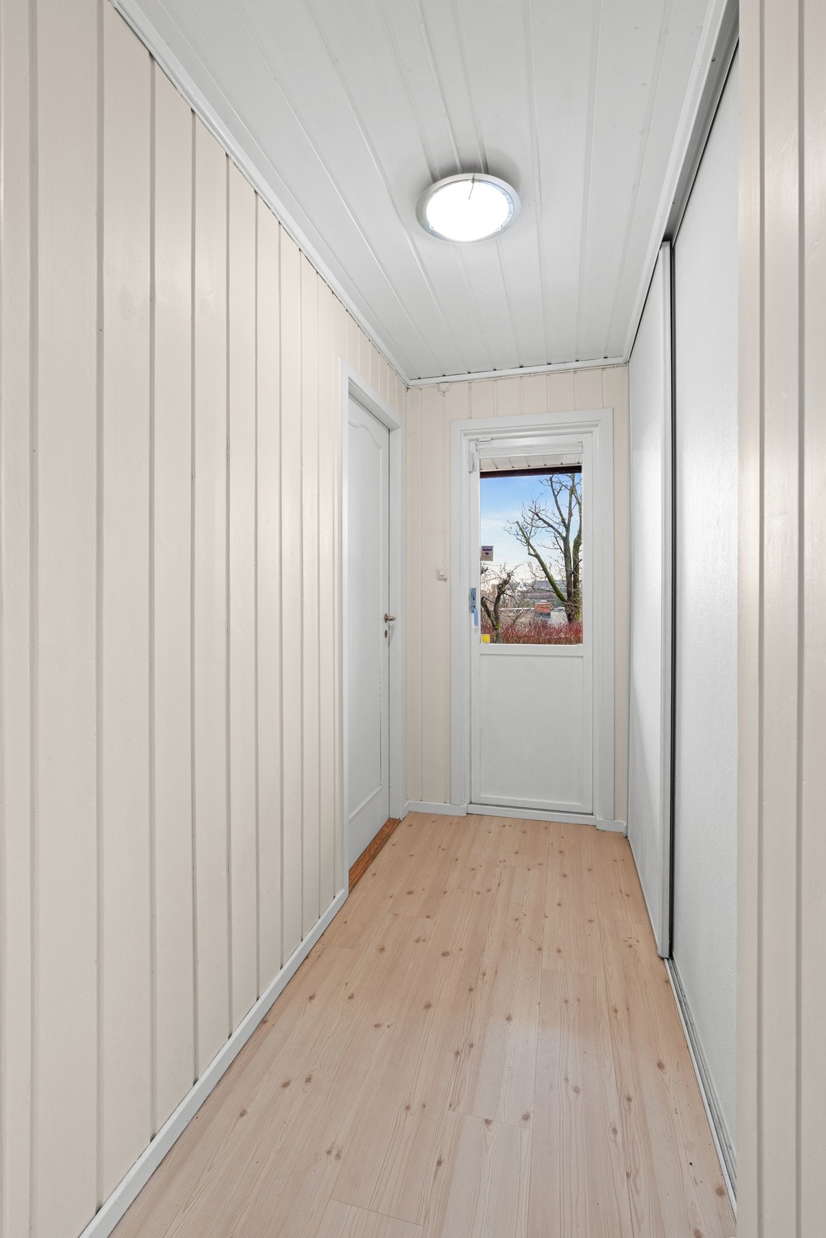 Det er montert skyvedørsgarderobe i gangen Galleribilde